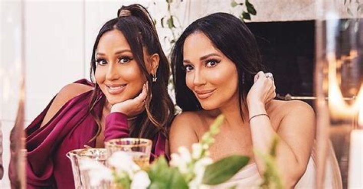 
Sister of Adrienne Bailon and versatile singer Claudette Bailon 