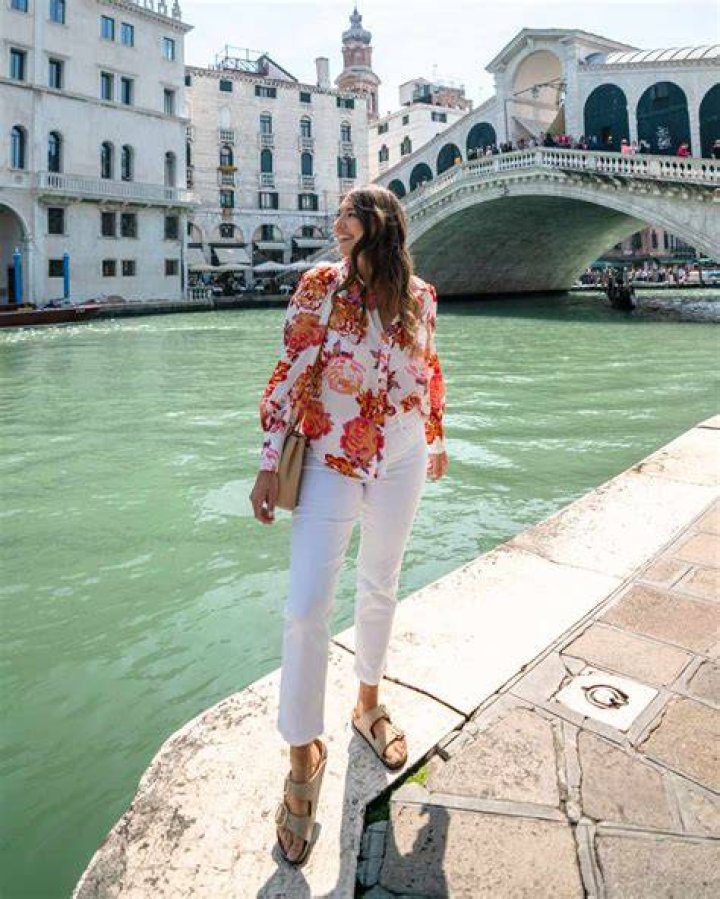 What do ladies wear in Italy?